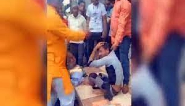 A Muslim bangle seller being attacked in Indore.